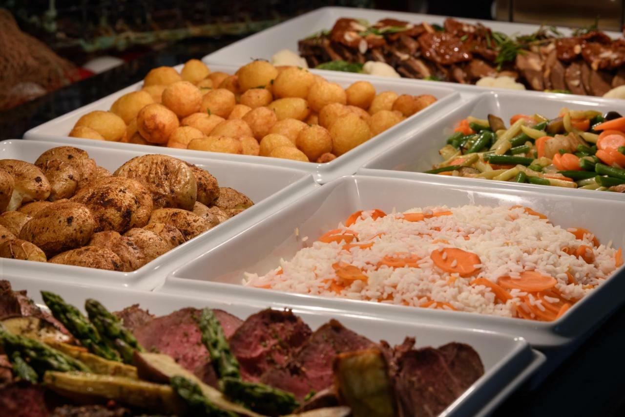 Pestana Vila Sol - Vilamoura Premium Golf Resort Kültér fotó A selection of prepared foods at a buffet
